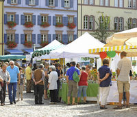 Regionalmarkt auf dem Freiburger Augustinerplatz Regionalmarkt auf dem Freiburger Augustinerplatz
