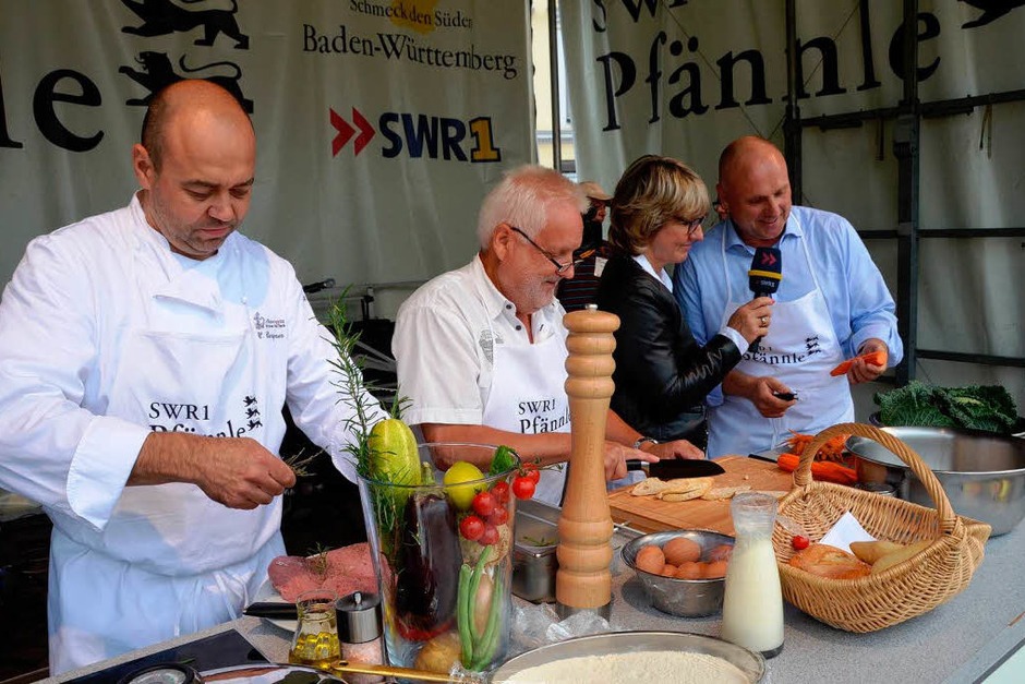 Heiko Bergner von der „Krone“ in Maleck mit seinen Beiköchen Felix Schöchlin und OB Stefan Schlatterer. (Foto: Gerhard Walser) Heiko Bergner von der „Krone“ in Maleck mit seinen Beiköchen Felix Schöchlin und OB Stefan Schlatterer. (Foto: Gerhard Walser)