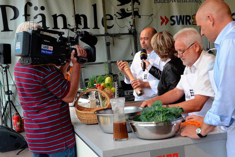 Heiko Bergner von der „Krone“ in Maleck mit seinen Beiköchen Felix Schöchlin und OB Stefan Schlatterer. (Foto: Gerhard Walser) Heiko Bergner von der „Krone“ in Maleck mit seinen Beiköchen Felix Schöchlin und OB Stefan Schlatterer. (Foto: Gerhard Walser)