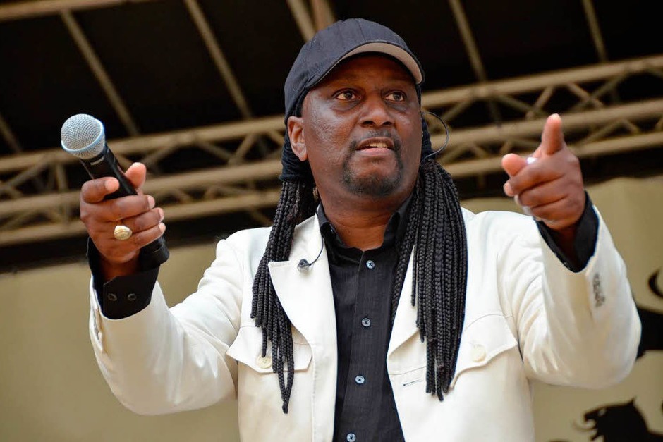 Dirigierte das Publikum: Sänger Moman von der SWR-Band. (Foto: Gerhard Walser) Dirigierte das Publikum: Sänger Moman von der SWR-Band. (Foto: Gerhard Walser)