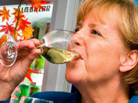 Merkel stößt mit badischen Weinen auf Sieg an Merkel stößt mit badischen Weinen auf Sieg an