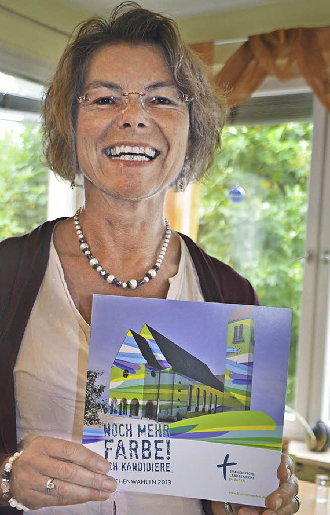 Pfarrerin Anette Metz mit dem Flyer zur Wahl Foto: Martina Weber-Kroker