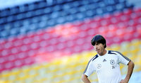 Löw gibt sein Autogramm Löw gibt sein Autogramm