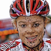 Hanna Klein wechselt auf dem MTB über den Rhein Hanna Klein wechselt auf dem MTB über den Rhein