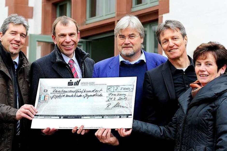 2500 Euro gehen an die Freiburger Klinikschule und die Vereinigung zur Hilfe psychisch kranker Kinder. (Foto: Thomas Kunz) 2500 Euro gehen an die Freiburger Klinikschule und die Vereinigung zur Hilfe psychisch kranker Kinder. (Foto: Thomas Kunz)