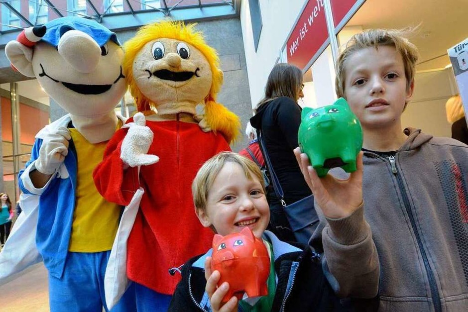 Die Maskottchen B. Zetti und Betti Z. waren bei der Aktion in der Sparkasse Freiburg während der Weltsparwoche mit dabei. (Foto: Michael Bamberger) Die Maskottchen B. Zetti und Betti Z. waren bei der Aktion in der Sparkasse Freiburg während der Weltsparwoche mit dabei. (Foto: Michael Bamberger)