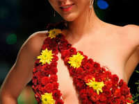 Fotos: Biofashion – Mode aus Blumen und Blättern Fotos: Biofashion – Mode aus Blumen und Blättern