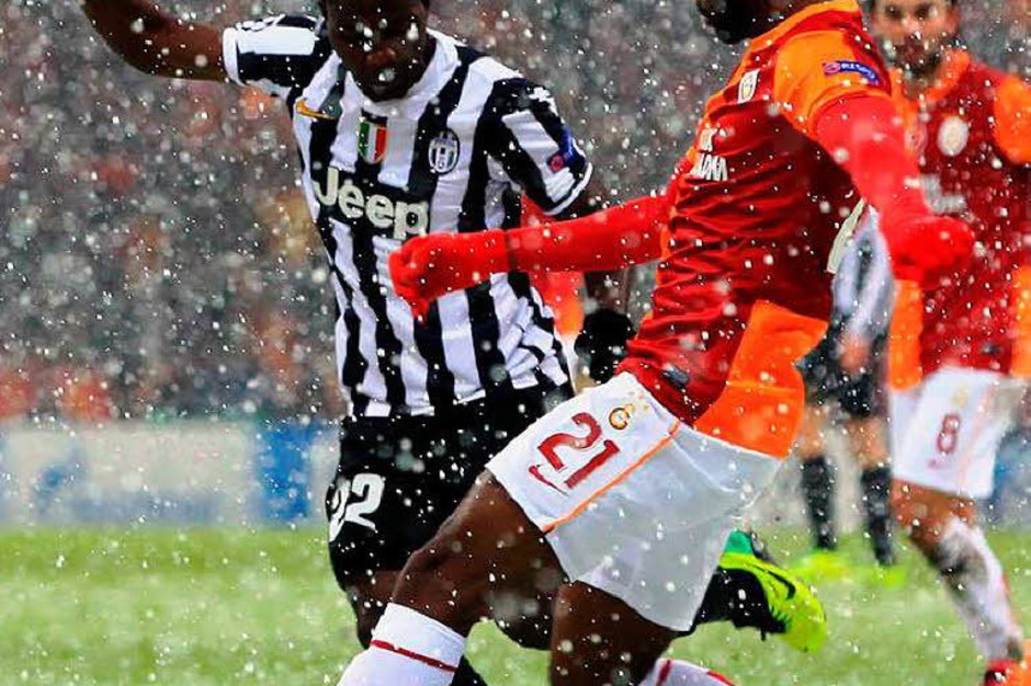 Nach 32 Minuten musste der Schiri das Champions-League-Spiel abbrechen. Am Mittwochnachmittag folgt die Fortsetzung. (Foto: AFP) Nach 32 Minuten musste der Schiri das Champions-League-Spiel abbrechen. Am Mittwochnachmittag folgt die Fortsetzung. (Foto: AFP)