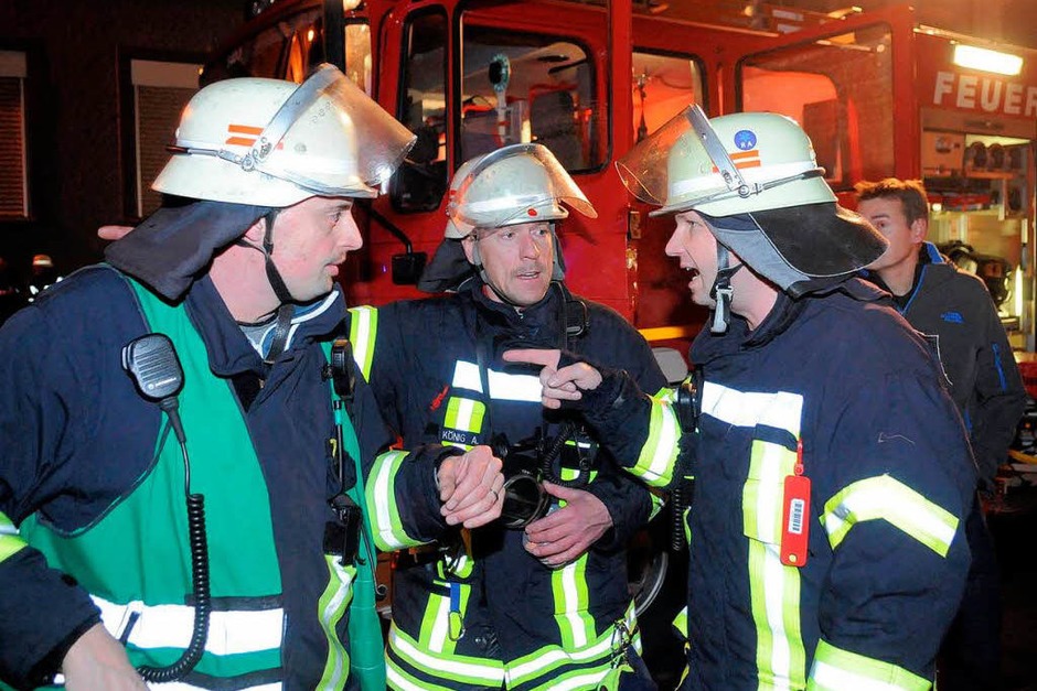 Ein Feuer im Dachgeschoss eines Wohnblocks hat sich rasant ausgebreitet. Manschen kamen nicht zu Schaden – doch die 34 Bewohner müssen zu Weihnachten ausquartiert werden. Der Schaden beläuft sich auf 300.000 Euro. (Foto: WOLFGANG KUENSTLE ) Ein Feuer im Dachgeschoss eines Wohnblocks hat sich rasant ausgebreitet. Manschen kamen nicht zu Schaden – doch die 34 Bewohner müssen zu Weihnachten ausquartiert werden. Der Schaden beläuft sich auf 300.000 Euro. (Foto: WOLFGANG KUENSTLE )