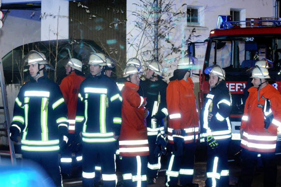 Ein Feuer im Dachgeschoss eines Wohnblocks hat sich rasant ausgebreitet. Manschen kamen nicht zu Schaden – doch die 34 Bewohner müssen zu Weihnachten ausquartiert werden. Der Schaden beläuft sich auf 300.000 Euro. (Foto: WOLFGANG KUENSTLE ) Ein Feuer im Dachgeschoss eines Wohnblocks hat sich rasant ausgebreitet. Manschen kamen nicht zu Schaden – doch die 34 Bewohner müssen zu Weihnachten ausquartiert werden. Der Schaden beläuft sich auf 300.000 Euro. (Foto: WOLFGANG KUENSTLE )
