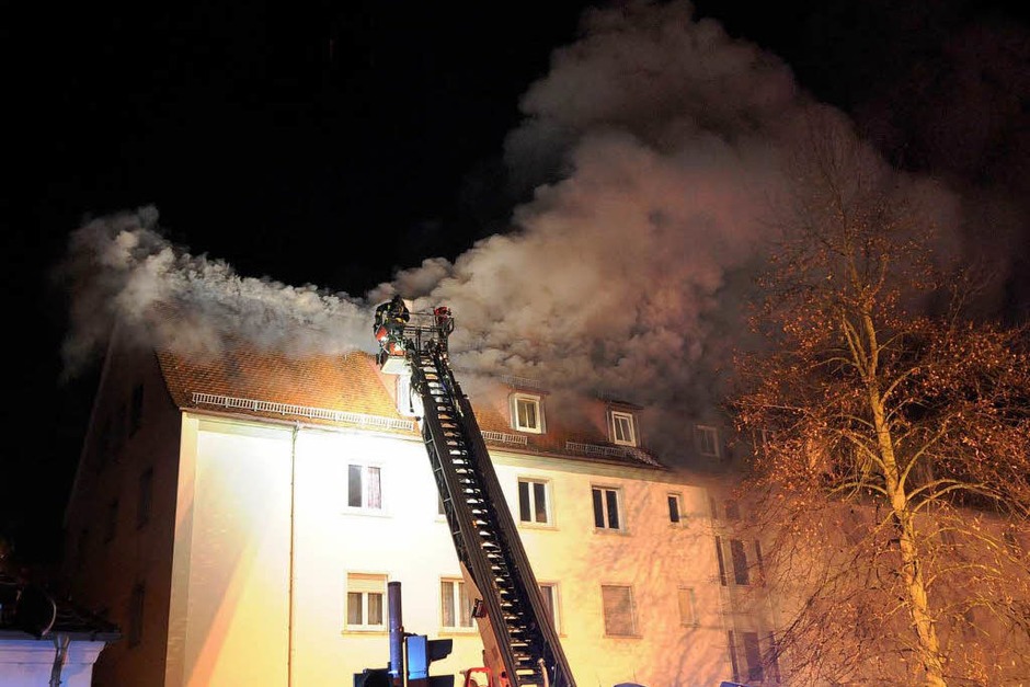 Ein Feuer im Dachgeschoss eines Wohnblocks hat sich rasant ausgebreitet. Manschen kamen nicht zu Schaden – doch die 34 Bewohner müssen zu Weihnachten ausquartiert werden. Der Schaden beläuft sich auf 300.000 Euro. (Foto: WOLFGANG KUENSTLE ) Ein Feuer im Dachgeschoss eines Wohnblocks hat sich rasant ausgebreitet. Manschen kamen nicht zu Schaden – doch die 34 Bewohner müssen zu Weihnachten ausquartiert werden. Der Schaden beläuft sich auf 300.000 Euro. (Foto: WOLFGANG KUENSTLE )