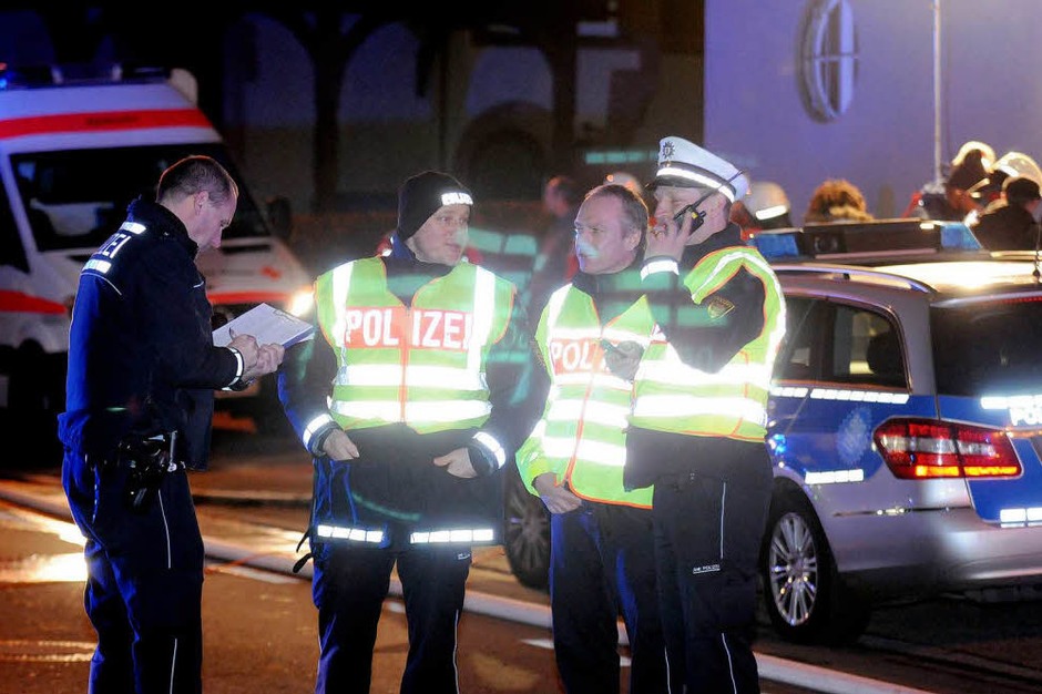 Ein Feuer im Dachgeschoss eines Wohnblocks hat sich rasant ausgebreitet. Manschen kamen nicht zu Schaden – doch die 34 Bewohner müssen zu Weihnachten ausquartiert werden. Der Schaden beläuft sich auf 300.000 Euro. (Foto: WOLFGANG KUENSTLE ) Ein Feuer im Dachgeschoss eines Wohnblocks hat sich rasant ausgebreitet. Manschen kamen nicht zu Schaden – doch die 34 Bewohner müssen zu Weihnachten ausquartiert werden. Der Schaden beläuft sich auf 300.000 Euro. (Foto: WOLFGANG KUENSTLE )