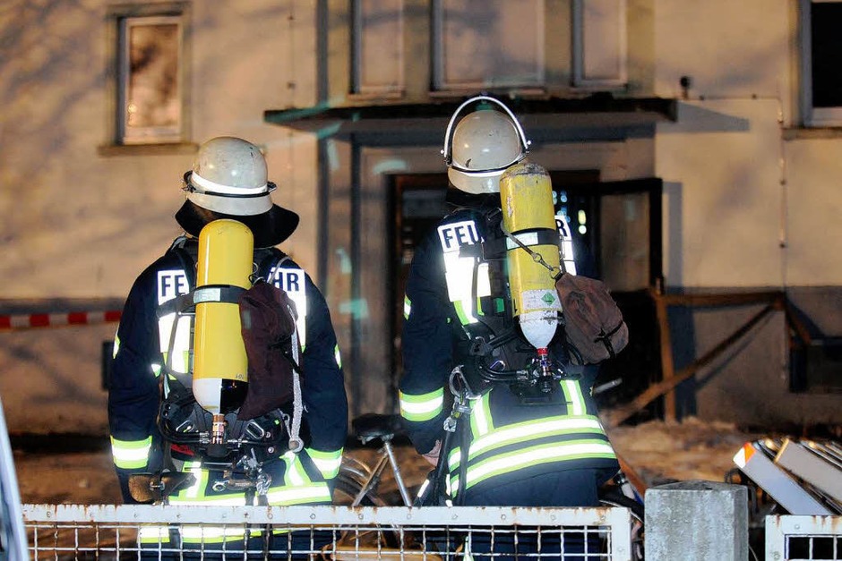 Ein Feuer im Dachgeschoss eines Wohnblocks hat sich rasant ausgebreitet. Manschen kamen nicht zu Schaden – doch die 34 Bewohner müssen zu Weihnachten ausquartiert werden. Der Schaden beläuft sich auf 300.000 Euro. (Foto: WOLFGANG KUENSTLE ) Ein Feuer im Dachgeschoss eines Wohnblocks hat sich rasant ausgebreitet. Manschen kamen nicht zu Schaden – doch die 34 Bewohner müssen zu Weihnachten ausquartiert werden. Der Schaden beläuft sich auf 300.000 Euro. (Foto: WOLFGANG KUENSTLE )