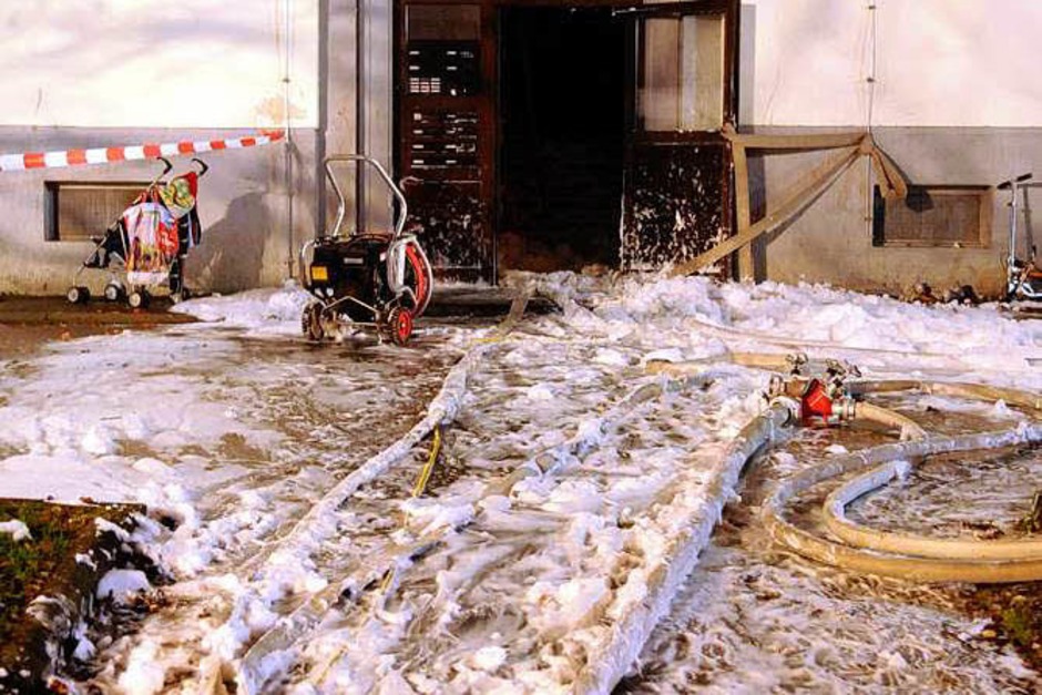 Ein Feuer im Dachgeschoss eines Wohnblocks hat sich rasant ausgebreitet. Manschen kamen nicht zu Schaden – doch die 34 Bewohner müssen zu Weihnachten ausquartiert werden. Der Schaden beläuft sich auf 300.000 Euro. (Foto: WOLFGANG KUENSTLE ) Ein Feuer im Dachgeschoss eines Wohnblocks hat sich rasant ausgebreitet. Manschen kamen nicht zu Schaden – doch die 34 Bewohner müssen zu Weihnachten ausquartiert werden. Der Schaden beläuft sich auf 300.000 Euro. (Foto: WOLFGANG KUENSTLE )
