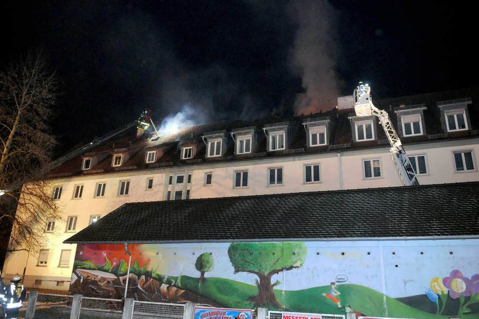 Ein Feuer im Dachgeschoss eines Wohnblocks hat sich rasant ausgebreitet. Manschen kamen nicht zu Schaden – doch die 34 Bewohner müssen zu Weihnachten ausquartiert werden. Der Schaden beläuft sich auf 300.000 Euro. (Foto: WOLFGANG KUENSTLE ) Ein Feuer im Dachgeschoss eines Wohnblocks hat sich rasant ausgebreitet. Manschen kamen nicht zu Schaden – doch die 34 Bewohner müssen zu Weihnachten ausquartiert werden. Der Schaden beläuft sich auf 300.000 Euro. (Foto: WOLFGANG KUENSTLE )