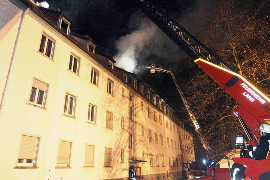 Ein Feuer im Dachgeschoss eines Wohnblocks hat sich rasant ausgebreitet. Manschen kamen nicht zu Schaden – doch die 34 Bewohner müssen zu Weihnachten ausquartiert werden. Der Schaden beläuft sich auf 300.000 Euro. (Foto: WOLFGANG KUENSTLE ) Ein Feuer im Dachgeschoss eines Wohnblocks hat sich rasant ausgebreitet. Manschen kamen nicht zu Schaden – doch die 34 Bewohner müssen zu Weihnachten ausquartiert werden. Der Schaden beläuft sich auf 300.000 Euro. (Foto: WOLFGANG KUENSTLE )