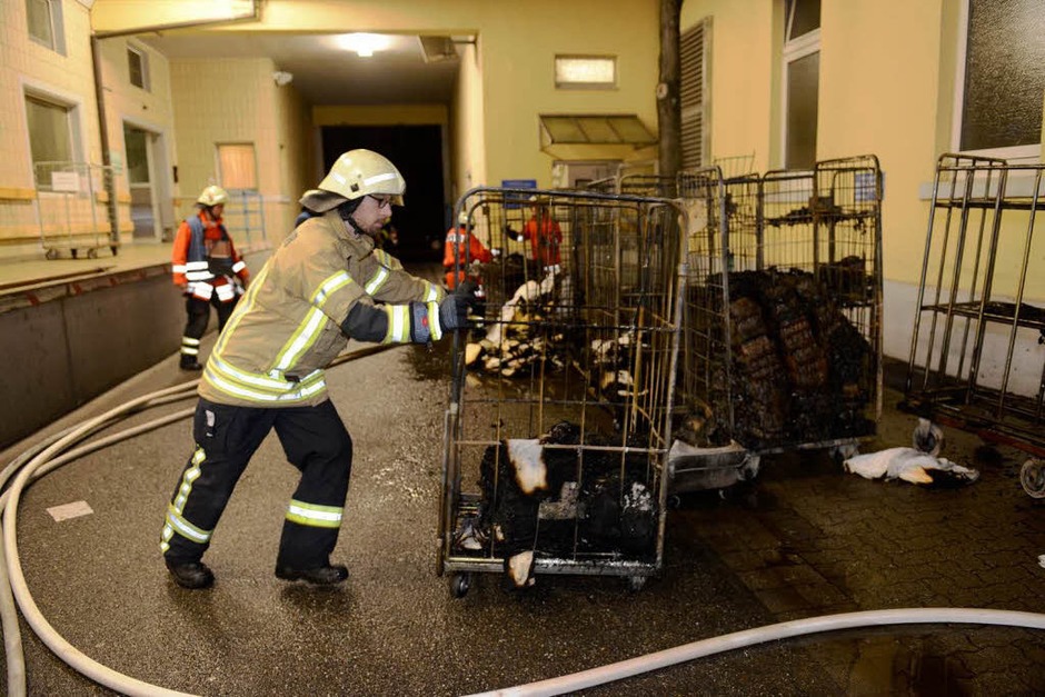 Ein Großaufgebot der Freiburger Feuerwehr löscht den Brand in der Zentralwäscherei der Uniklinik. (Foto: Patrick Seeger) Ein Großaufgebot der Freiburger Feuerwehr löscht den Brand in der Zentralwäscherei der Uniklinik. (Foto: Patrick Seeger)