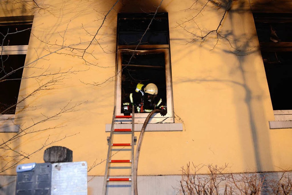 Ein Großaufgebot der Freiburger Feuerwehr löscht den Brand in der Zentralwäscherei der Uniklinik. (Foto: Patrick Seeger) Ein Großaufgebot der Freiburger Feuerwehr löscht den Brand in der Zentralwäscherei der Uniklinik. (Foto: Patrick Seeger)