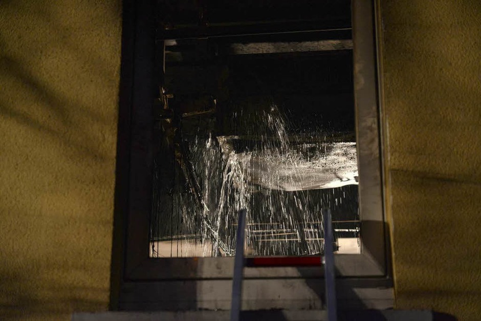 Ein Großaufgebot der Freiburger Feuerwehr löscht den Brand in der Zentralwäscherei der Uniklinik. (Foto: Patrick Seeger) Ein Großaufgebot der Freiburger Feuerwehr löscht den Brand in der Zentralwäscherei der Uniklinik. (Foto: Patrick Seeger)