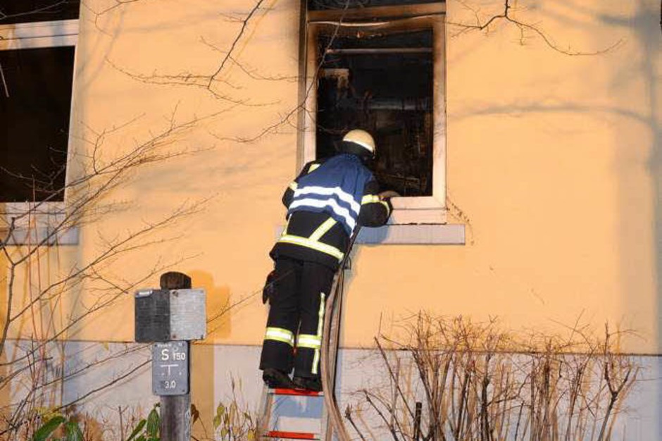 Ein Großaufgebot der Freiburger Feuerwehr löscht den Brand in der Zentralwäscherei der Uniklinik. (Foto: Patrick Seeger) Ein Großaufgebot der Freiburger Feuerwehr löscht den Brand in der Zentralwäscherei der Uniklinik. (Foto: Patrick Seeger)