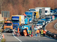 Lkw-Anhänger schleudert und kippt auf der A98 Lkw-Anhänger schleudert und kippt auf der A98