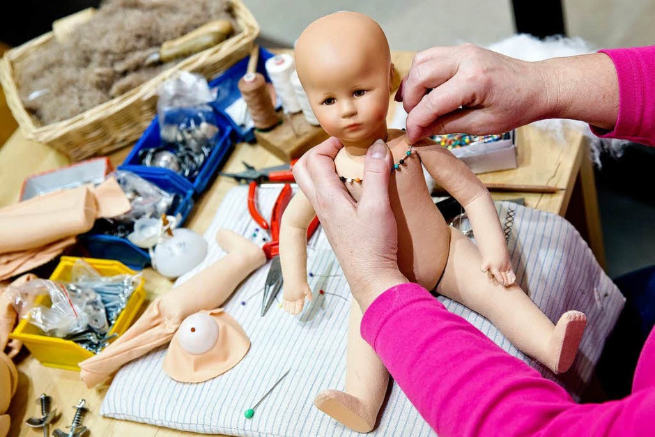So entsteht eine Käthe-Kruse-Puppe. (Foto: dpa) So entsteht eine Käthe-Kruse-Puppe. (Foto: dpa)