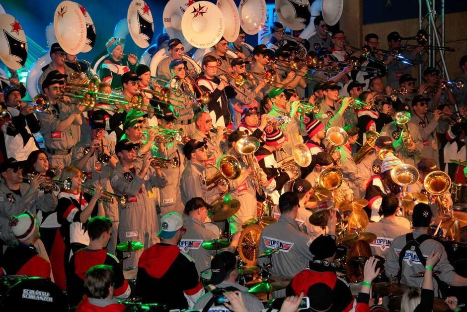 Bis zu 120 Musiker rockten die Bühne, während rund 1500 Fans mit und ohne Fasnachtskostüm in der Malteserhalle feierten. (Foto: Sabine Model) Bis zu 120 Musiker rockten die Bühne, während rund 1500 Fans mit und ohne Fasnachtskostüm in der Malteserhalle feierten. (Foto: Sabine Model)