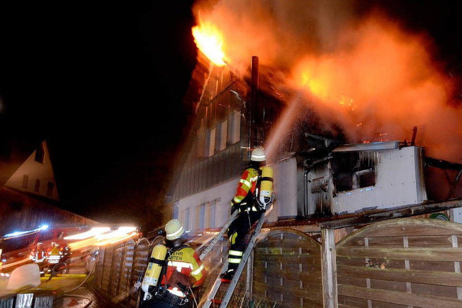 Nach dem Feuer ist das Einfamilienhaus in der Dorfbachstraße in Kirchzarten-Zarten nicht mehr bewohnbar. (Foto: Patrick Seeger) Nach dem Feuer ist das Einfamilienhaus in der Dorfbachstraße in Kirchzarten-Zarten nicht mehr bewohnbar. (Foto: Patrick Seeger)