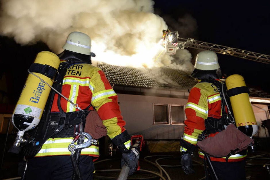 Nach dem Feuer ist das Einfamilienhaus in der Dorfbachstraße in Kirchzarten-Zarten nicht mehr bewohnbar. (Foto: Patrick Seeger) Nach dem Feuer ist das Einfamilienhaus in der Dorfbachstraße in Kirchzarten-Zarten nicht mehr bewohnbar. (Foto: Patrick Seeger)