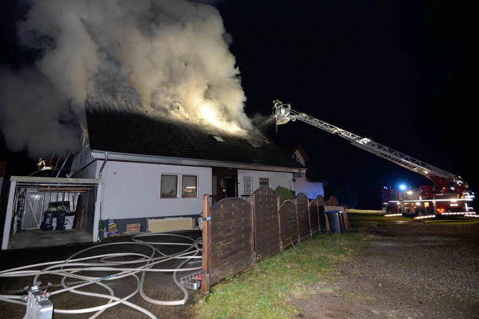 Nach dem Feuer ist das Einfamilienhaus in der Dorfbachstraße in Kirchzarten-Zarten nicht mehr bewohnbar. (Foto: Patrick Seeger) Nach dem Feuer ist das Einfamilienhaus in der Dorfbachstraße in Kirchzarten-Zarten nicht mehr bewohnbar. (Foto: Patrick Seeger)
