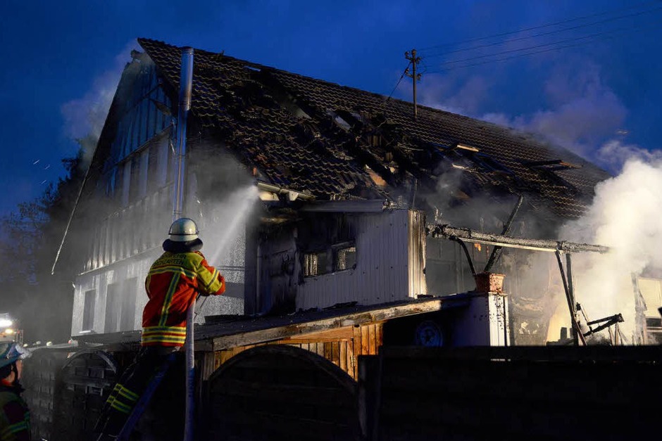 Nach dem Feuer ist das Einfamilienhaus in der Dorfbachstraße in Kirchzarten-Zarten nicht mehr bewohnbar. (Foto: Patrick Seeger) Nach dem Feuer ist das Einfamilienhaus in der Dorfbachstraße in Kirchzarten-Zarten nicht mehr bewohnbar. (Foto: Patrick Seeger)