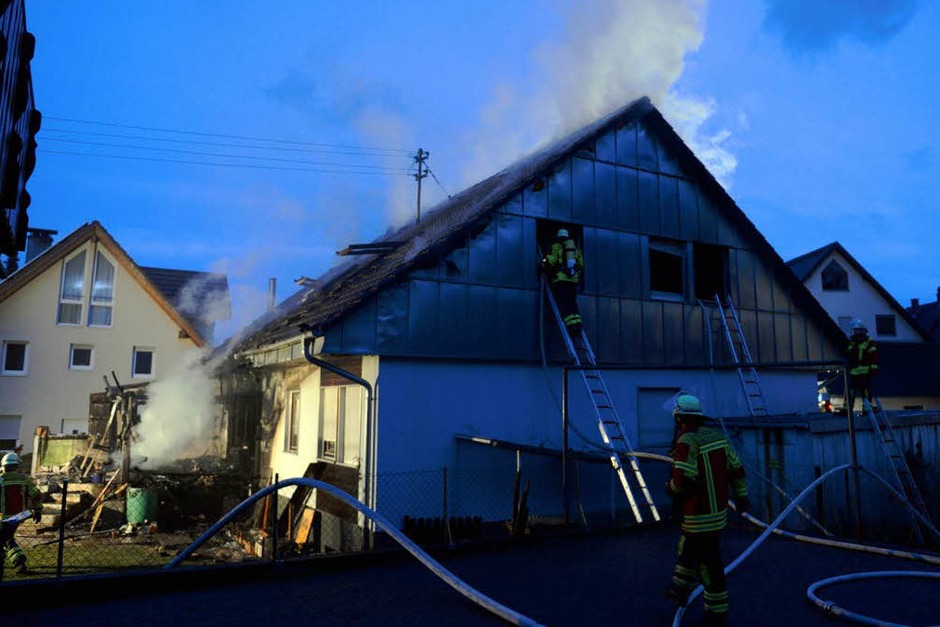 Nach dem Feuer ist das Einfamilienhaus in der Dorfbachstraße in Kirchzarten-Zarten nicht mehr bewohnbar. (Foto: Patrick Seeger) Nach dem Feuer ist das Einfamilienhaus in der Dorfbachstraße in Kirchzarten-Zarten nicht mehr bewohnbar. (Foto: Patrick Seeger)