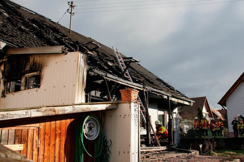 Nach dem Feuer ist das Einfamilienhaus in der Dorfbachstraße in Kirchzarten-Zarten nicht mehr bewohnbar. (Foto: Andreas Peikert) Nach dem Feuer ist das Einfamilienhaus in der Dorfbachstraße in Kirchzarten-Zarten nicht mehr bewohnbar. (Foto: Andreas Peikert)
