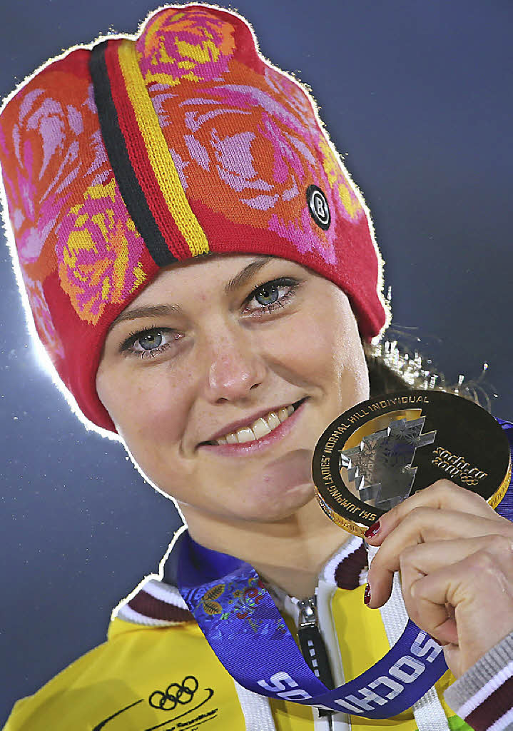 Olympiasiegerin <b>Carina Vogt</b> und ihr Goldstück Foto: dpa - 80685980