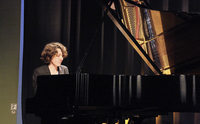 Eine Pianistin mit leidenschaftlicher Hingabe an die Musik Eine Pianistin mit leidenschaftlicher Hingabe an die Musik