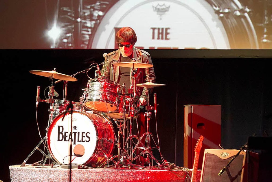 Wie das Original? Nun ja: fast. Das Beatles-Musical "All You Need Is Love" in Freiburg. (Foto: Daniel Fleig) Wie das Original? Nun ja: fast. Das Beatles-Musical "All You Need Is Love" in Freiburg. (Foto: Daniel Fleig)