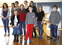 Jungs und Mädchen üben an großen Meistern Jungs und Mädchen üben an großen Meistern