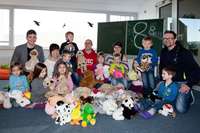 Kuscheltiere von EHC-Fans erfreuen Kinder in Waldkirch Kuscheltiere von EHC-Fans erfreuen Kinder in Waldkirch