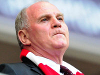 Trotzig oder schuldbewusst? - Uli Hoeneß vor Gericht Trotzig oder schuldbewusst? - Uli Hoeneß vor Gericht