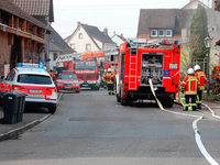 Feuerwehr rettet Mann aus brennender Wohnung Feuerwehr rettet Mann aus brennender Wohnung