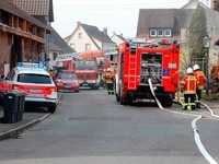 Feuerwehr rettet Mann aus brennender Wohnung Feuerwehr rettet Mann aus brennender Wohnung