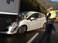 Fahrer rettet sich nach Unfall aus brennendem Auto Fahrer rettet sich nach Unfall aus brennendem Auto