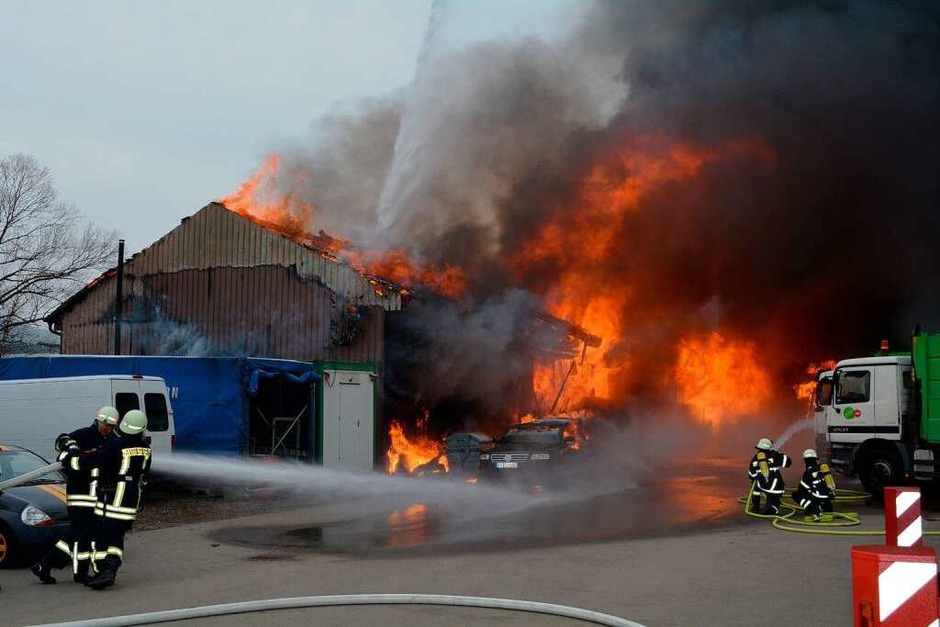 Die Autowerkstatt wurde durch den Brand völlig zerstört. Anwohner werden gebeten Fenster und Türen geschlossen zu halten. (Foto: Kamera24.tv) Die Autowerkstatt wurde durch den Brand völlig zerstört. Anwohner werden gebeten Fenster und Türen geschlossen zu halten. (Foto: Kamera24.tv)