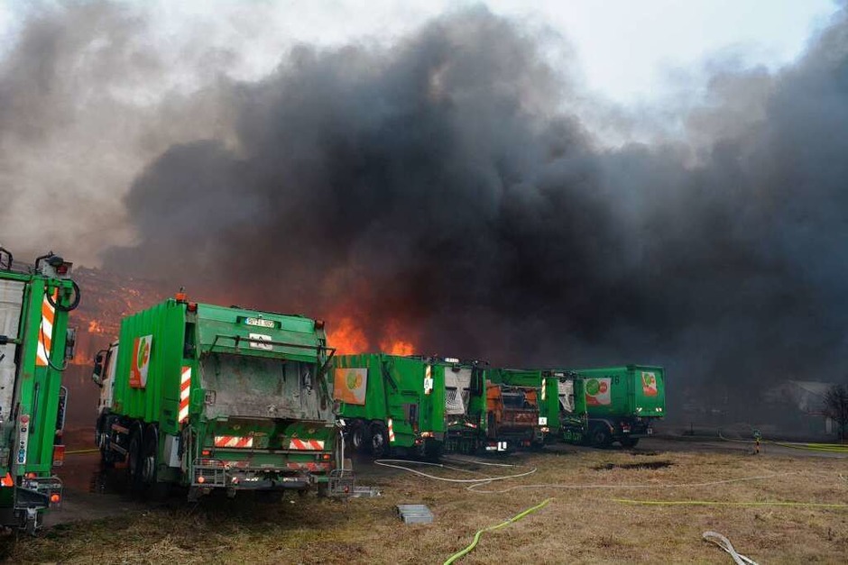 Die Autowerkstatt wurde durch den Brand völlig zerstört. Anwohner werden gebeten Fenster und Türen geschlossen zu halten. (Foto: Kamera24.tv) Die Autowerkstatt wurde durch den Brand völlig zerstört. Anwohner werden gebeten Fenster und Türen geschlossen zu halten. (Foto: Kamera24.tv)
