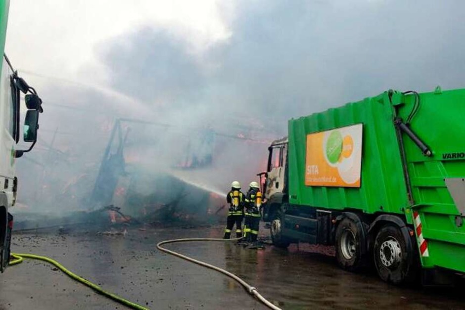 Die Löscharbeiten der Feuerwehr sind in vollem Gange (Foto: Kamera24.tv) Die Löscharbeiten der Feuerwehr sind in vollem Gange (Foto: Kamera24.tv)