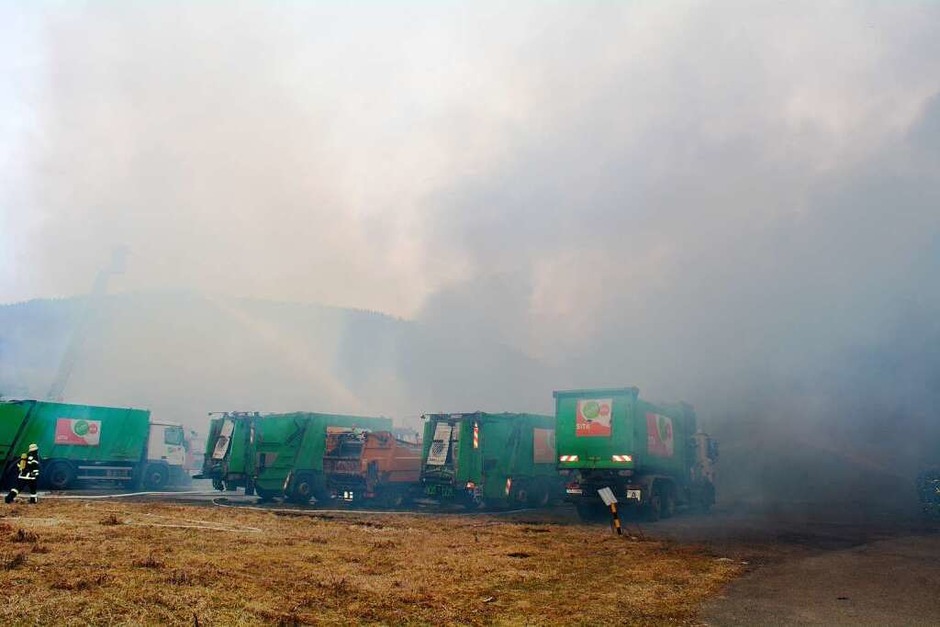 Die Autowerkstatt wurde durch den Brand völlig zerstört. Anwohner werden gebeten Fenster und Türen geschlossen zu halten. (Foto: Kamera24.tv) Die Autowerkstatt wurde durch den Brand völlig zerstört. Anwohner werden gebeten Fenster und Türen geschlossen zu halten. (Foto: Kamera24.tv)