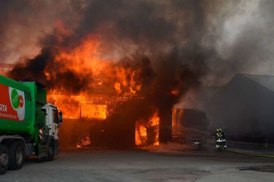 Die Autowerkstatt wurde durch den Brand völlig zerstört. Anwohner werden gebeten Fenster und Türen geschlossen zu halten. (Foto: Kamera24.tv) Die Autowerkstatt wurde durch den Brand völlig zerstört. Anwohner werden gebeten Fenster und Türen geschlossen zu halten. (Foto: Kamera24.tv)