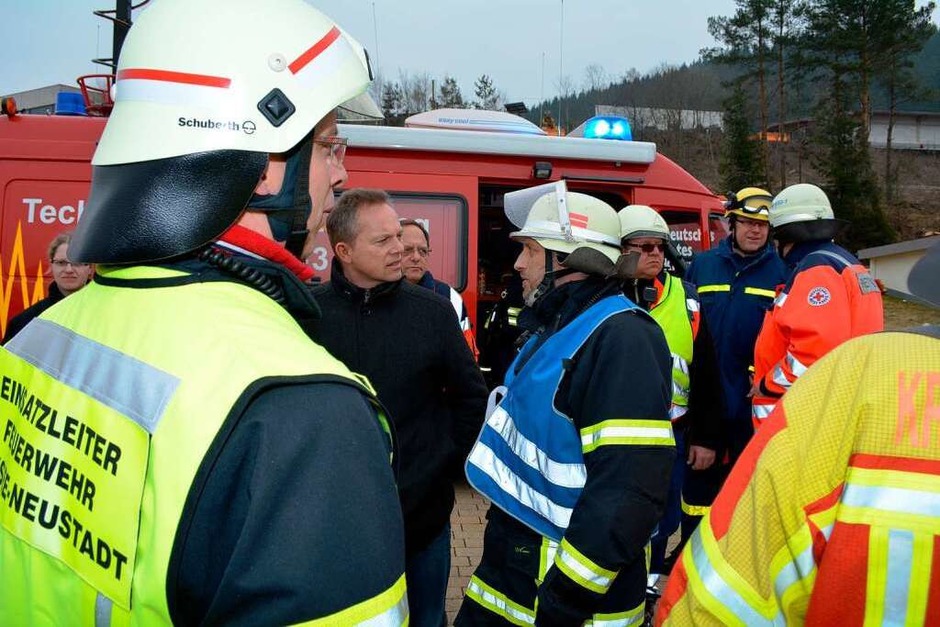Die Autowerkstatt wurde durch den Brand völlig zerstört. Anwohner werden gebeten Fenster und Türen geschlossen zu halten. (Foto: Kamera24.tv) Die Autowerkstatt wurde durch den Brand völlig zerstört. Anwohner werden gebeten Fenster und Türen geschlossen zu halten. (Foto: Kamera24.tv)