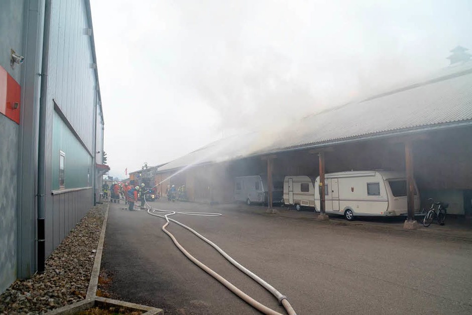 Nachdem am Vormittag eine Autowerkstatt komplett ausbrannte, wurde ein weiteres Feuer in einer Lagerhalle gemeldet. (Foto: Kamera24.tv) Nachdem am Vormittag eine Autowerkstatt komplett ausbrannte, wurde ein weiteres Feuer in einer Lagerhalle gemeldet. (Foto: Kamera24.tv)
