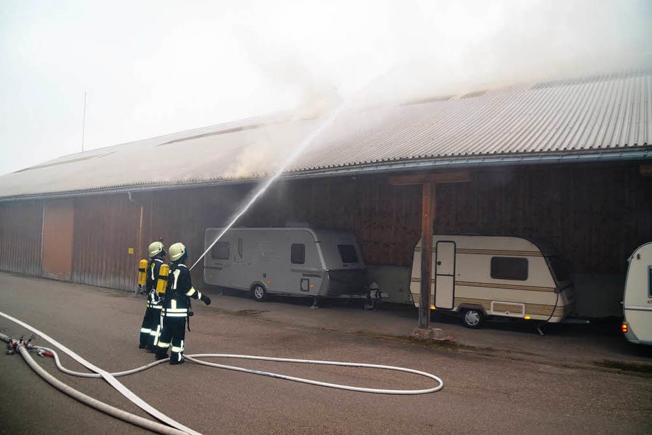 Nachdem am Vormittag eine Autowerkstatt komplett ausbrannte, wurde ein weiteres Feuer in einer Lagerhalle gemeldet. (Foto: Kamera24.tv) Nachdem am Vormittag eine Autowerkstatt komplett ausbrannte, wurde ein weiteres Feuer in einer Lagerhalle gemeldet. (Foto: Kamera24.tv)